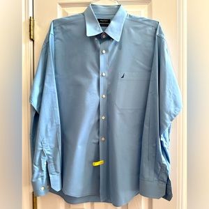Gently worn Men’s Blue Náutica Classic Fit Long Sleeve Button Down Dress Shirt